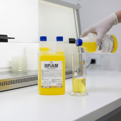 duplalim-desinfectante-laboratorio-botella-meson-blanco-cientifico-midiendo-concentrado-cilindro